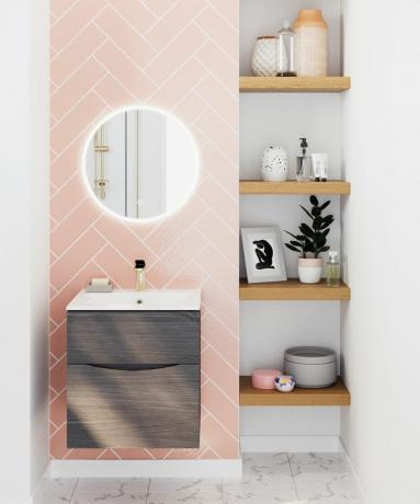 गुलाबी टाइल्स और लकड़ी की फ्लोटिंग अलमारियों वाला बाथरूम