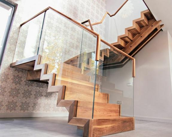 רעיון למעקה מדרגות אגוז עם זכוכית ומדרגות צפות מאת דיוויד סמית' סנט איבס