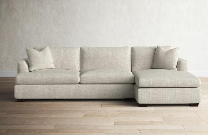 En råhvid chaiselong sofa