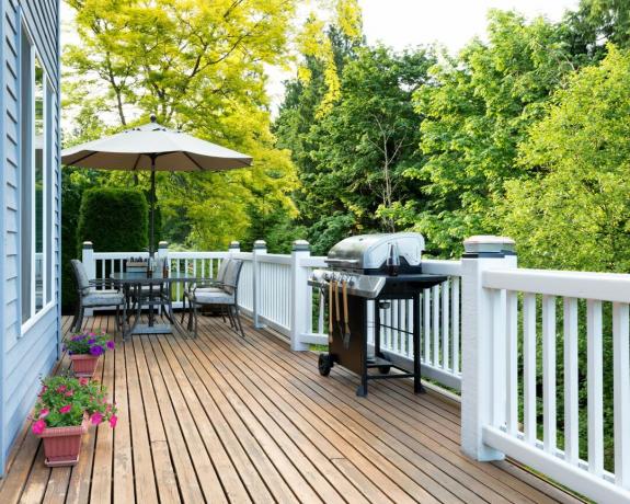 Nettoyez la terrasse extérieure en bois de cèdre et le patio de la maison avec un barbecue et de la bière en bouteille