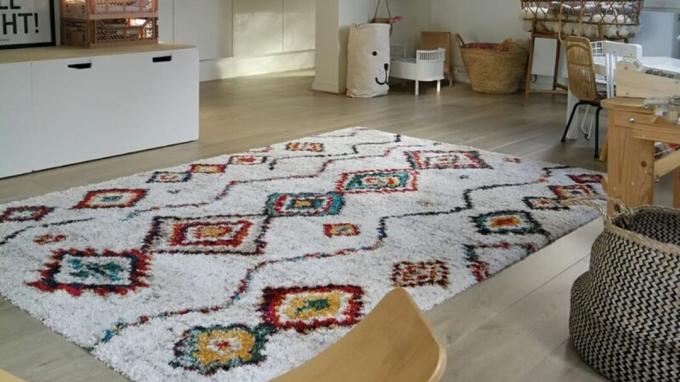 Marocký diamantový koberec Piper High Pile z Langley Street v bielej obývačke