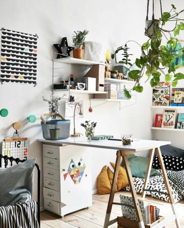 Cameretta per bambini Ikea con scrivania e piante sospese