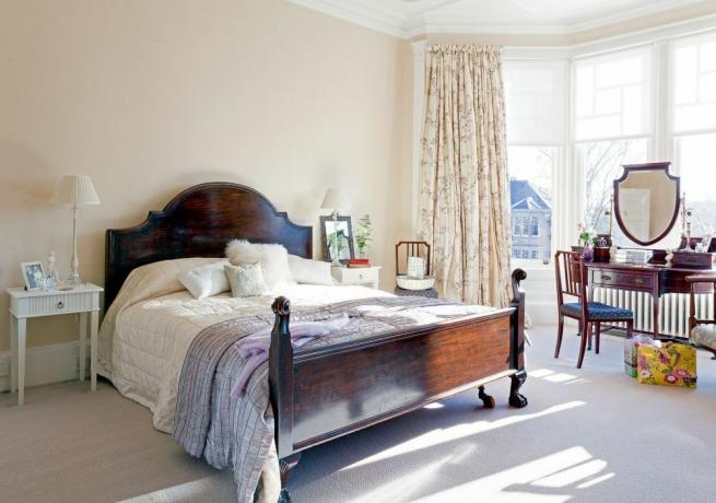 Camera da letto in stile tradizionale con bovindo