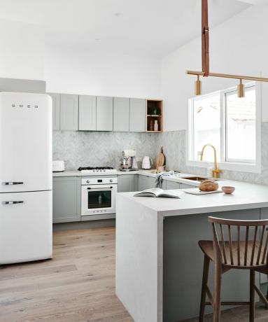 pilko ir balto atspalvio u formos virtuvė pagal norsu interjerą