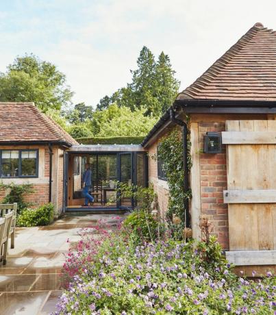 Ampliaciones de casas para todos los presupuestos entre £ 30.000 y £ 50.000: ampliar un bungalow colocando una adición acristalada entre dos extensiones de paredes sólidas
