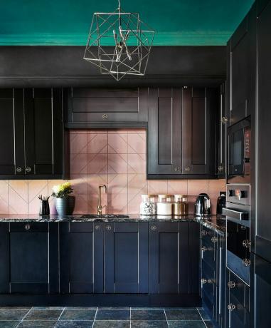 Черна кухня с розови плочки