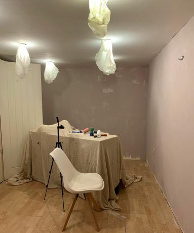 Домашен офис в пристройка с подова настилка от ламинат, декорирана с боя за стени, осветителните тела са покрити с плат
