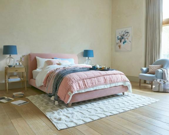 ружичасти кревет за хлеб у спаваћој соби