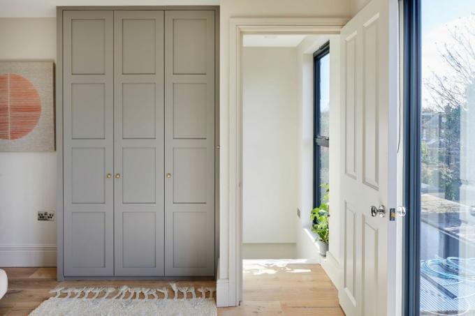 Dezember 2019: Katy Waters und Ehemann Jason haben ein skandinavisch inspiriertes Hauptschlafzimmer im Loft ihres Hauses in Ealing geschaffen