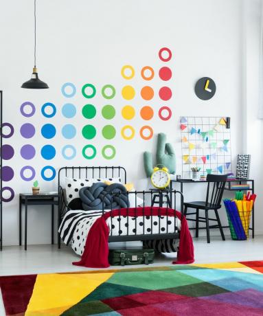 Regenbogenfarbene Teppiche im Kinderzimmer