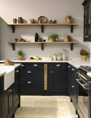 Cucina Dark Shaker con piano di lavoro in marmo e mensole a muro