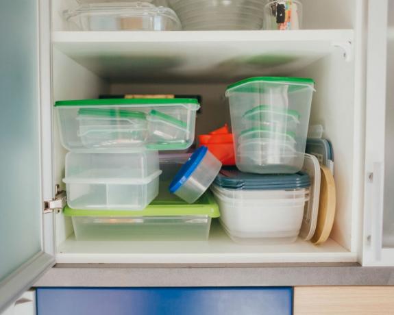 шкаф от пластмасови контейнери за съхранение на храни