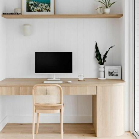 Lätt skrivbord i trä med skåp på sidan