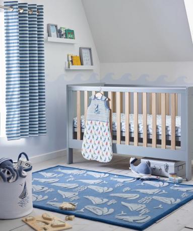 Idea de guardería para niños con cortinas a rayas, alfombra de barco y decoración de pintura de pared de mar