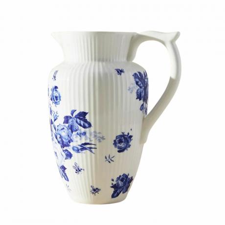 Una jarra de gres con motivos florales blancos y azules