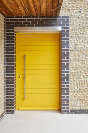 съвременна жълта входна врата от градска предна част