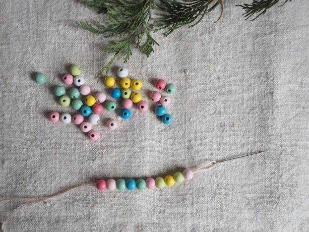 Decorazioni natalizie con perline in stile Scandi passo dopo passo