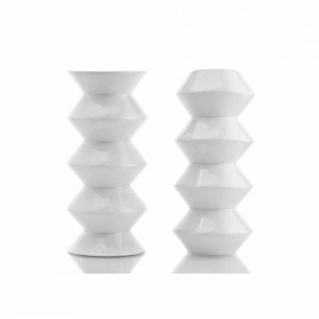 Et par hvide geometriske vaser