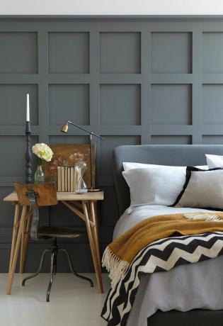 een slaapkamer met panelen geschilderd in grijs