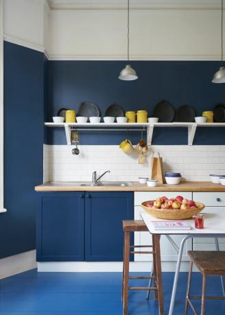 tamsiai mėlyna virtuvė iš „Farrow & Ball“