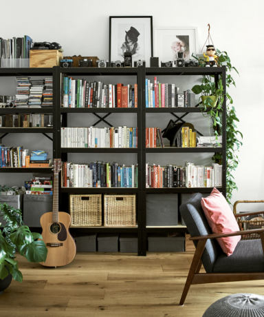 Színes könyvespolcok egy lakás nappalijában