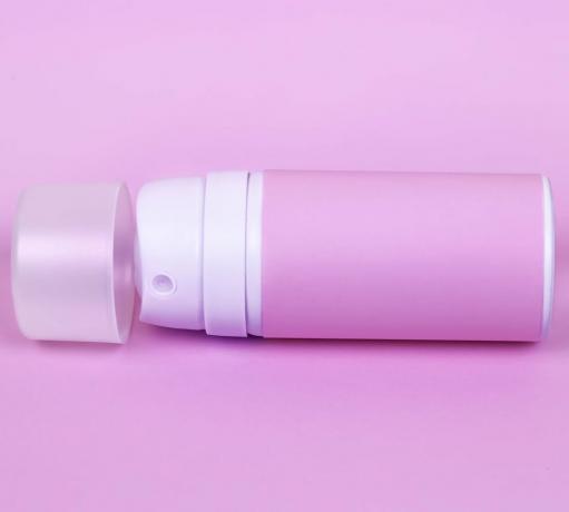 vaaleanpunainen deodoranttipurkki vaaleanpunaisella taustalla - GettyImages -1141680569
