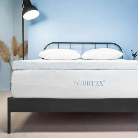 Matratzenauflagen auf dem Bett auf einer Markenmatratze