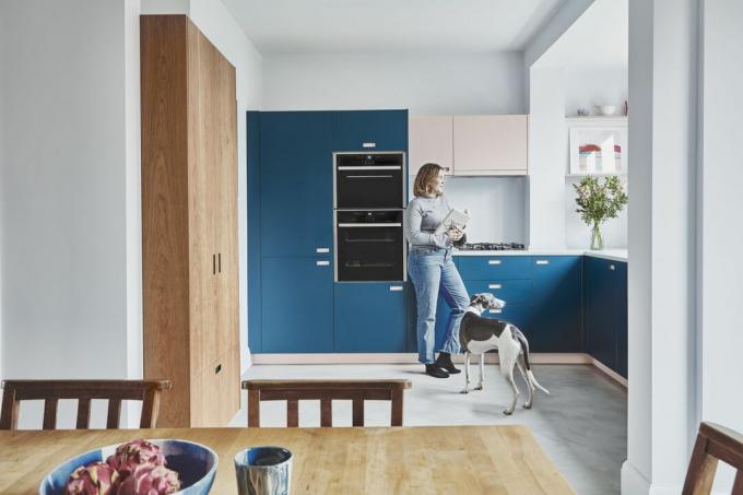 Кухня-столовая открытого плана с темно-синей кухней