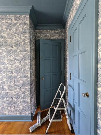Chambre d'enfant tapissée de bleu