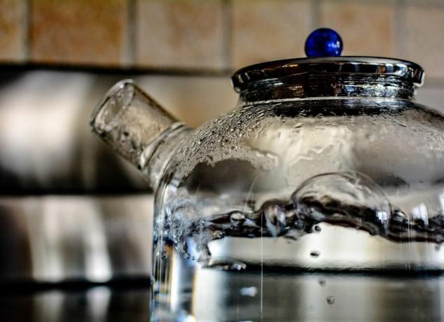 água fervendo em uma chaleira transparente