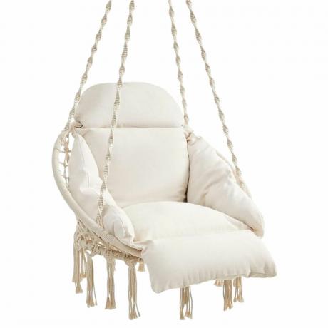 Белый подвесной стул с мягким сиденьем.