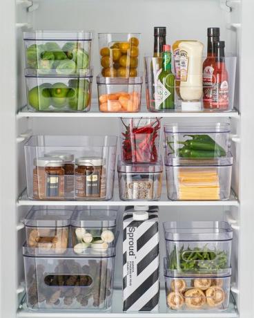 Organisierter Kühlschrank mit durchsichtigen Behältern