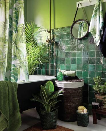 Зеленая ванная комната с небольшими корзинами для хранения в ванной