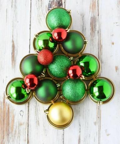 זר חג המולד עשוי מכסי צנצנות מייסון ותפאורה של תכשיטים