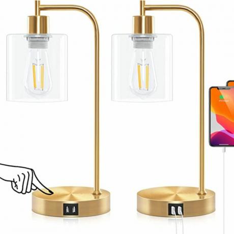 Ett par guldbaslampor med glasskärmar och USB-portar