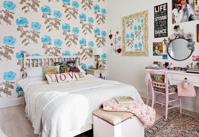 Tinejdžerska spavaća soba s cvjetnim tapetama