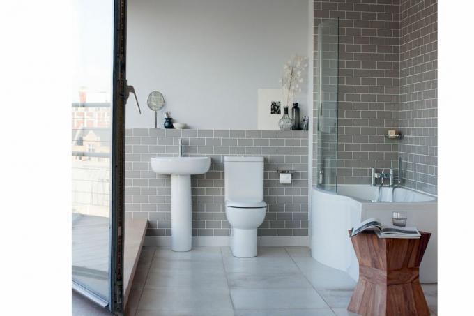 suite de baño en un baño moderno con azulejos de metro salvia