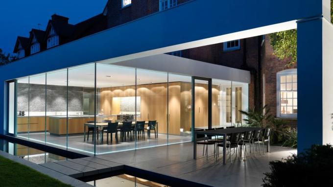 luxe glazen bak keukenuitbreiding met frameloze beglazing