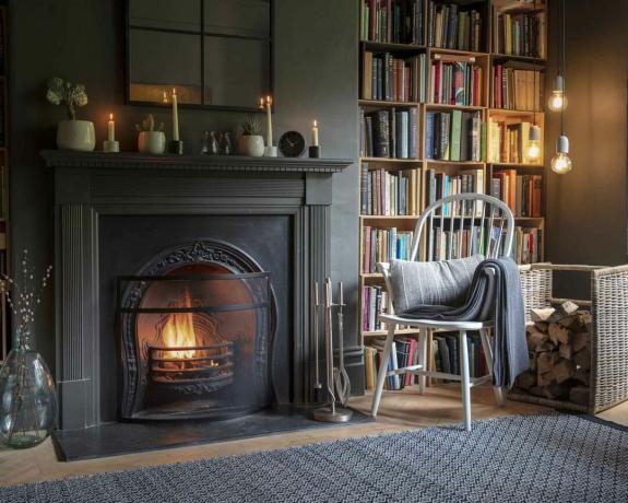Bibliothèque à domicile par cheminée avec chaise
