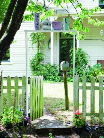 Ptačí budky v řadě za bránou do chaty z projektů Paletové dřevo pro venkovní prostory od CICO Books