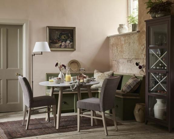 Pequena sala de jantar com poltronas e cadeiras embutidas da Neptune