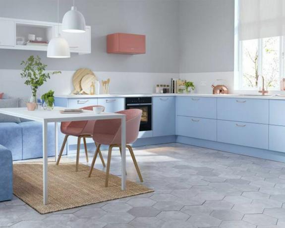 Βρεφική μπλε κουζίνα με τραπεζαρία και ροζ καρέκλες της Wren