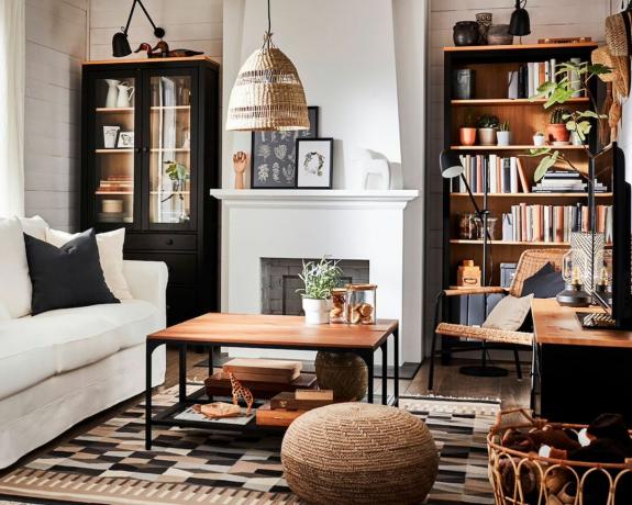 Een eigentijdse maar klassieke woonkamer met een boekenkast en een tv-meubel van Ikea