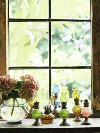 Miniatur-Öllampen in einem Cottage-Fenster aus dem 17. Jahrhundert