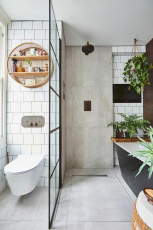Rohkealla rakenteellaan ja fiksuilla tilaa säästävillä ideoillaan Barbara Davidsonin kylpyhuone on todiste siitä, että hyvät asiat tulevat pieninä pakkauksina