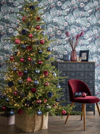 Nápady na zdobení vánočního stromku: červené a modré schéma zdobení vánočního stromku od Maisons du Monde