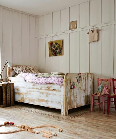 Amtico의 흰색 패널과 고민 침대가 있는 소녀의 침실