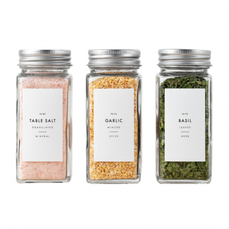 Tre krydderglass med minimalistiske etiketter