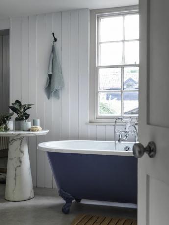 bagno in stile rustico, roll top verniciato blu, shiplap, tavolino in marmo