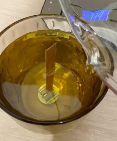 เทขี้ผึ้งลงในแก้ว